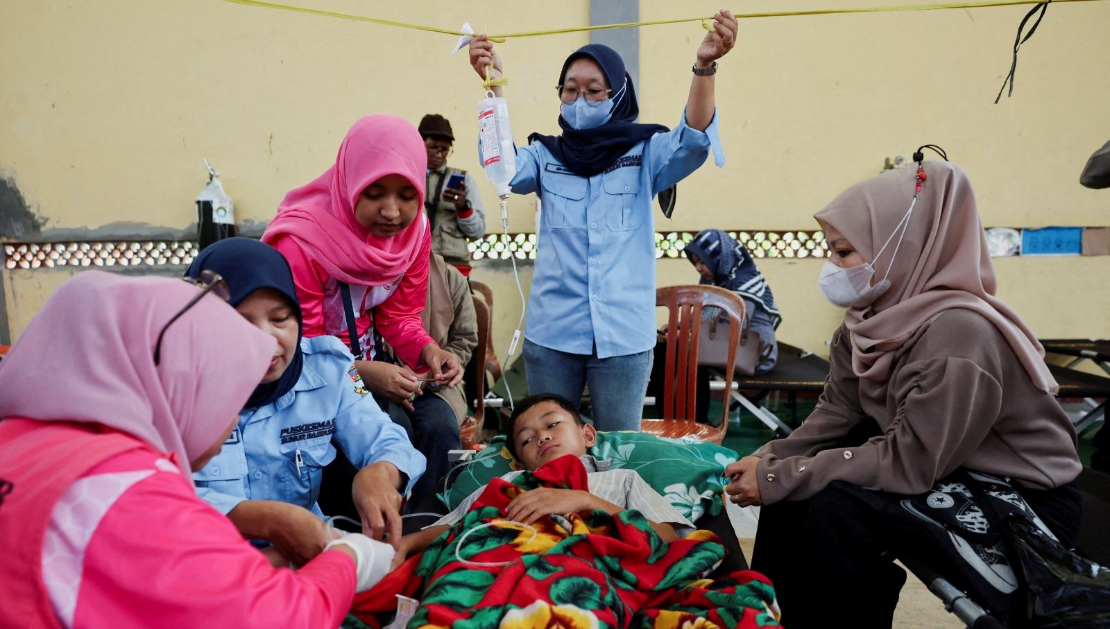 endonezyada ucretsiz okul yemegi skandali binden fazla ogrenci zehirlendi OE9Wrg6x