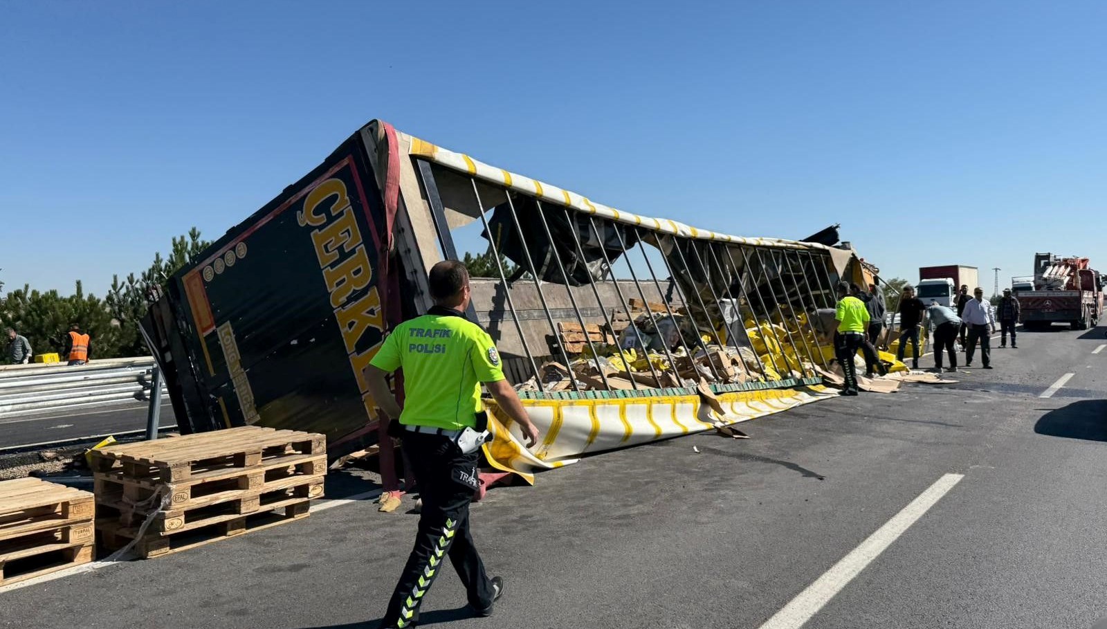 kontrolden cikan sivi yag yuklutir devrildi 4cxuWuRE