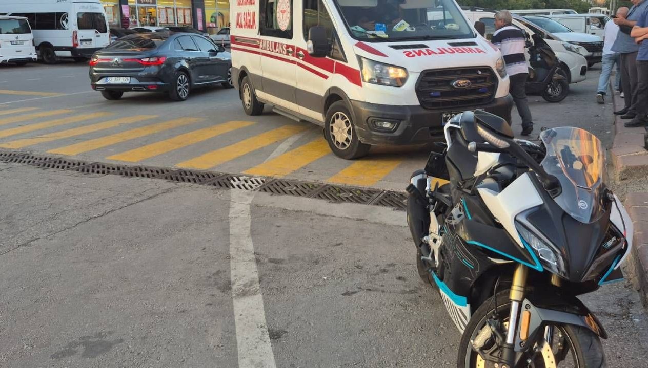 otomobilin carptigi motosiklet surucusu yaralandi Mkb2JE2Q
