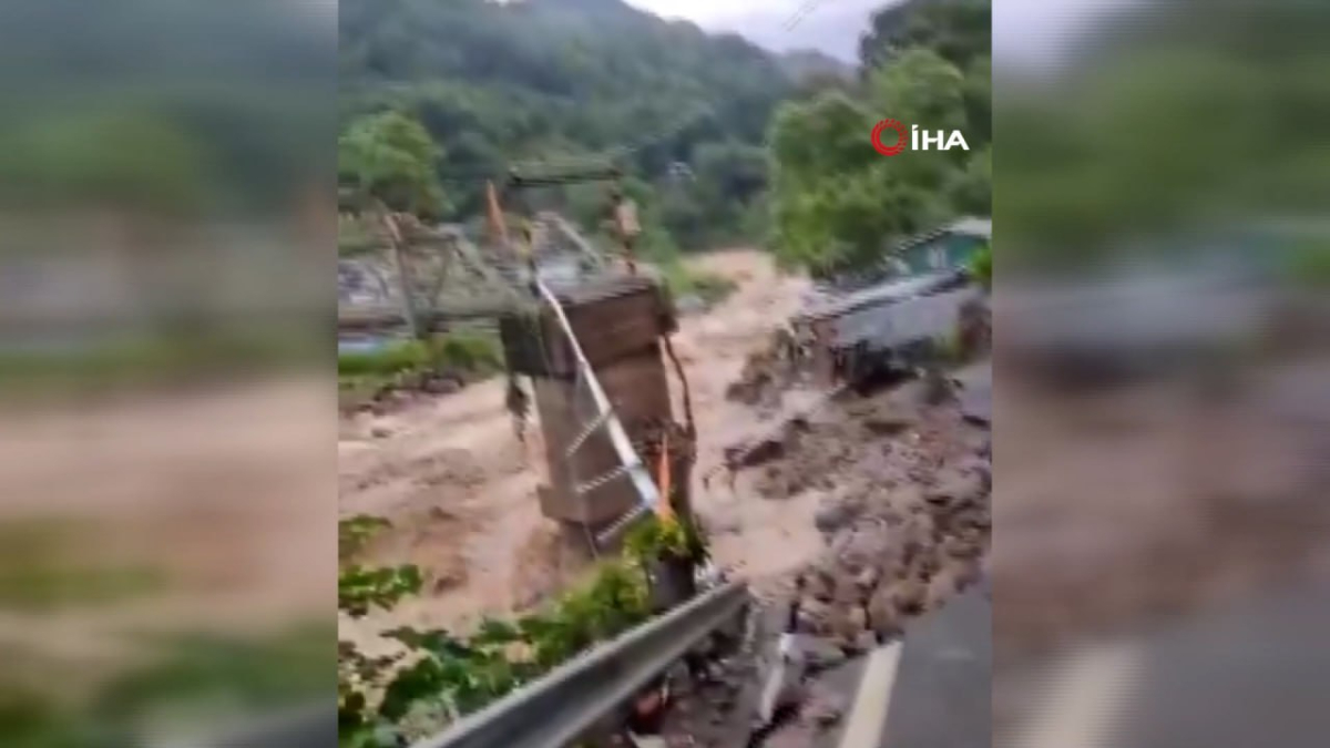 hindistanda siddetli yagislar 18 can aldi WmcLn1s9