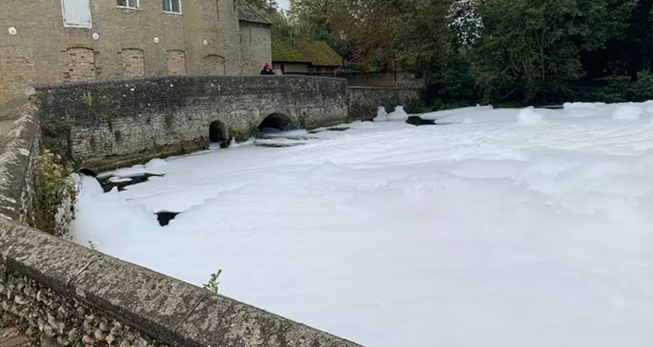 nehir bir anda beyaza burundu yetkililerden uyari geldi LIEHtYEY.jpg