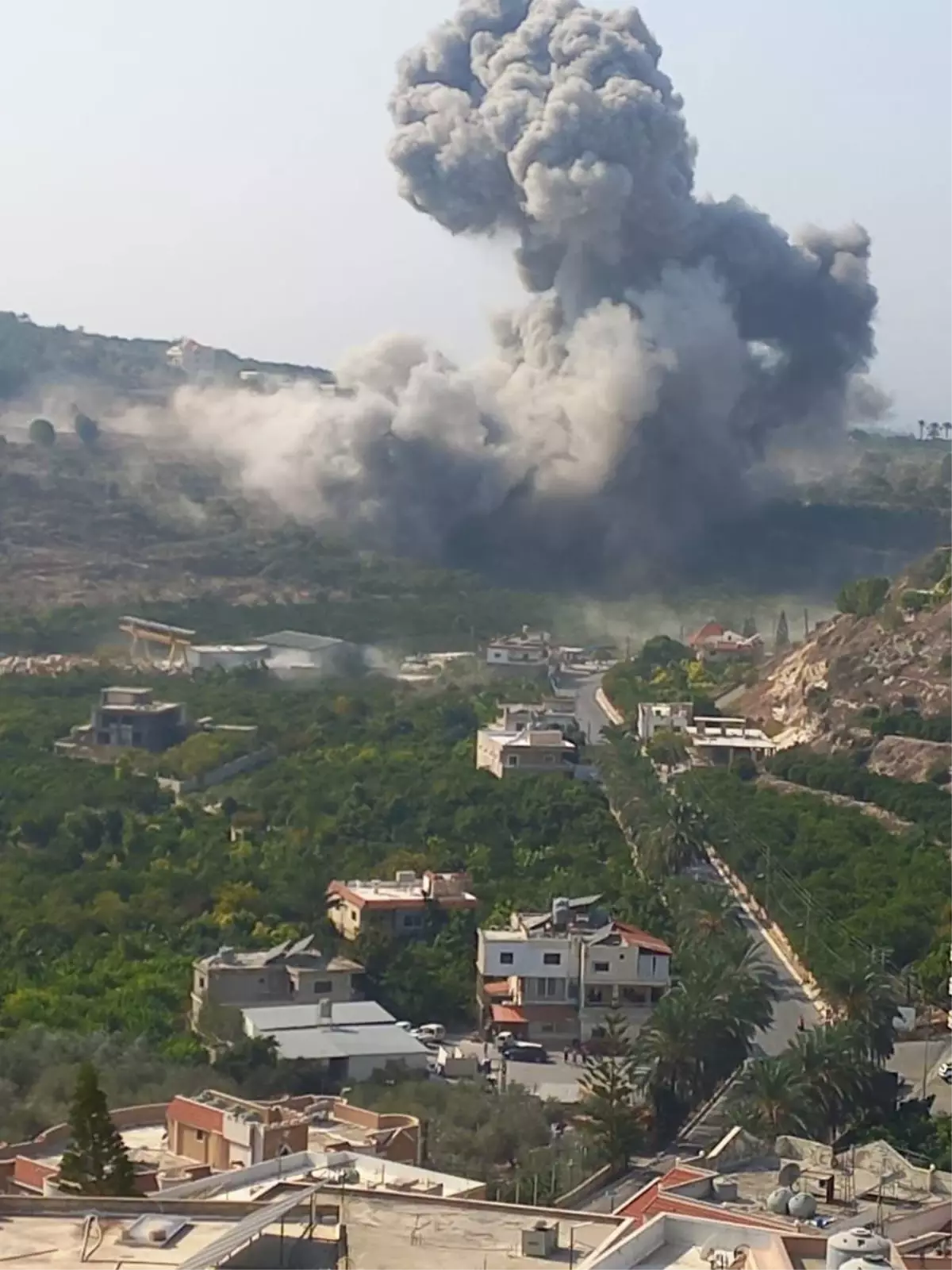 israil ordusundan lubnanin sur kentine hava saldirisi TSDtZn8s.jpg