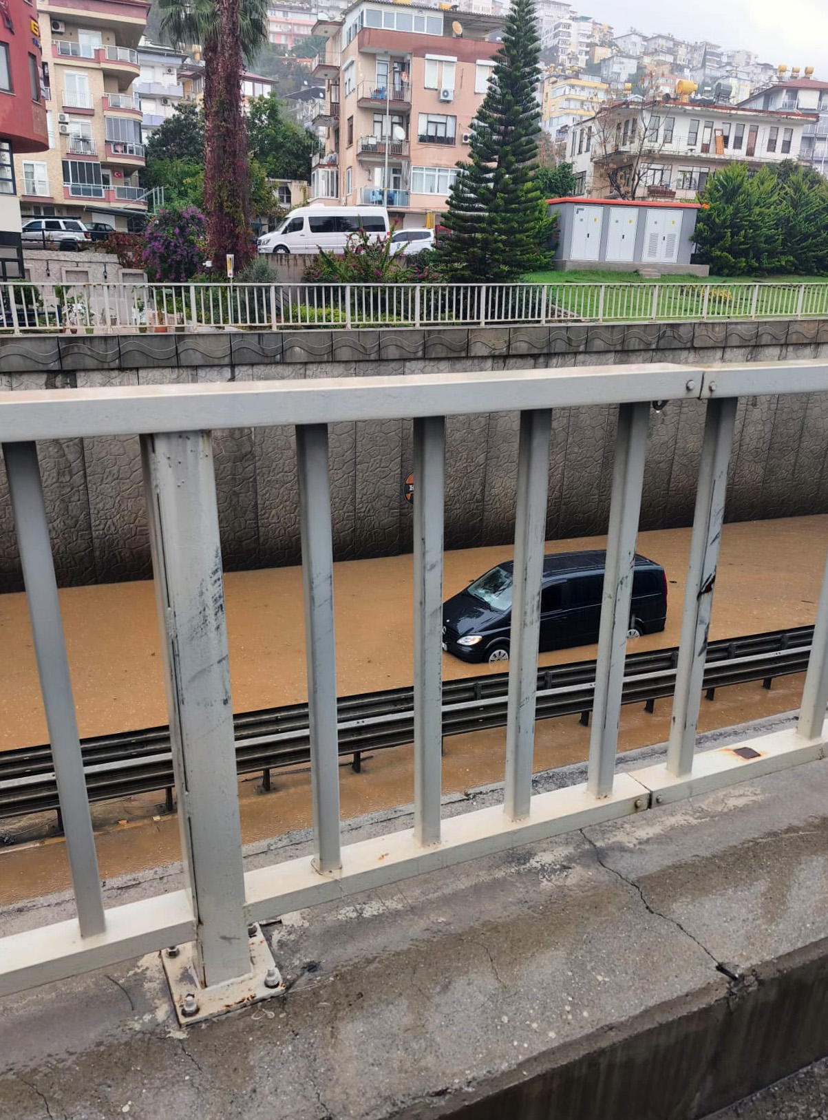 Alanya’da alt geçitte mahsur kalan 8 kişi kurtarıldı