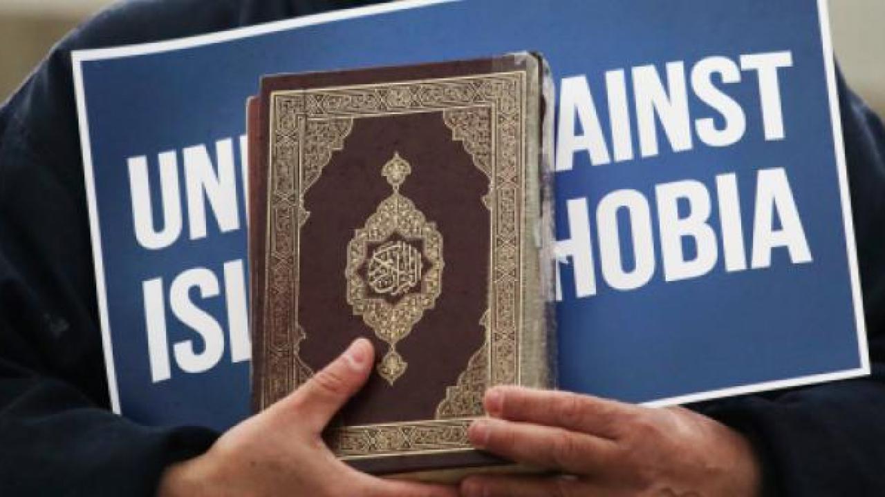 İslam düşmanları yine sahnede! Stockholm’de hadsizlik diz boyu: Camide alçak provokasyon!