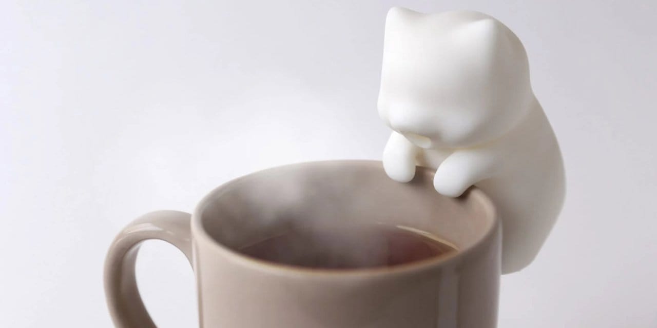 Çılgın Japonlar durmuyor! Önce kuyruk sallayan yastık şimdi kahve üfleyen kedi