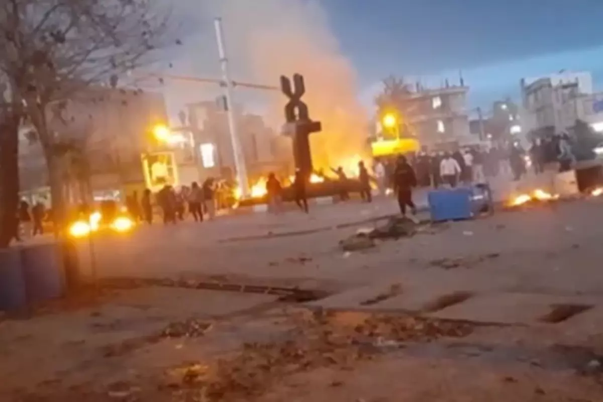 İran’da Gösterilerde Polis Memuru Öldürüldü