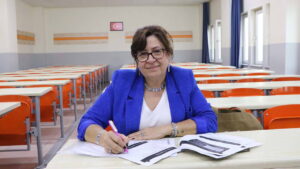 babasi-kizlar-okumaz-dedi-o-58-yasinda-birincilige-kostu-2VtN3OiJ