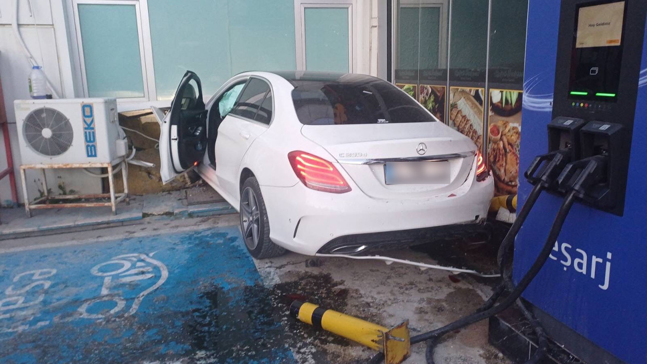 Bilecik’te Otomobil Akaryakıt İstasyonuna Girdi: Sürücü Yaralandı