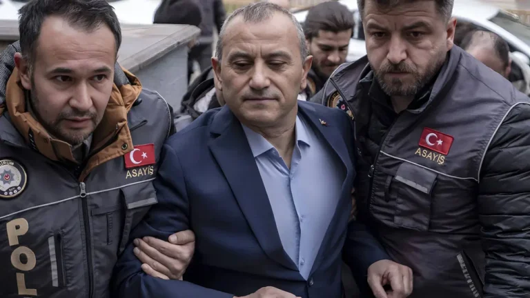 koyu-reisciyim-diyen-akpli-is-insani-demirciden-u-donusu-vali-tuncay-sonel-tutuklandi-fotograflar-tuVCrBAi