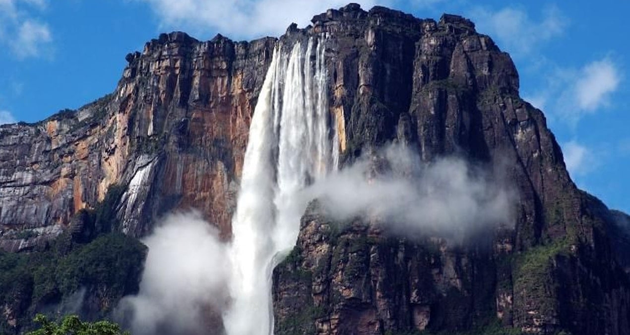 Yere Düşmeden Bulutlaşan Su: Angel Şelalesi’nin Doğa Mucizesi